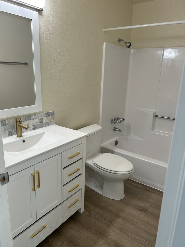 baño - 4326 W 142nd St
