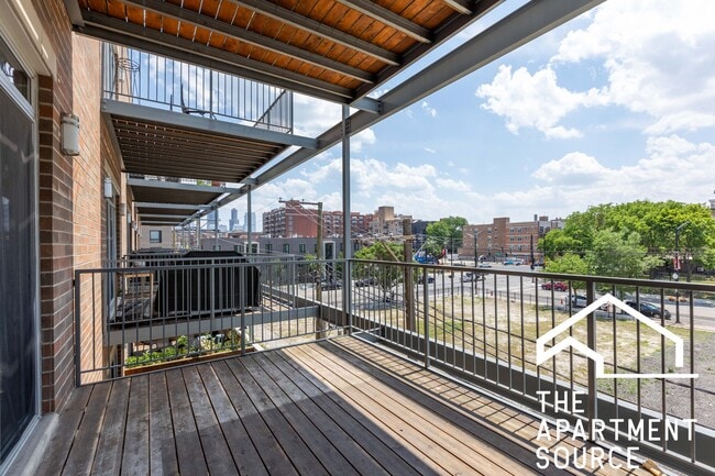 Building Photo - 1533 W Warren Blvd