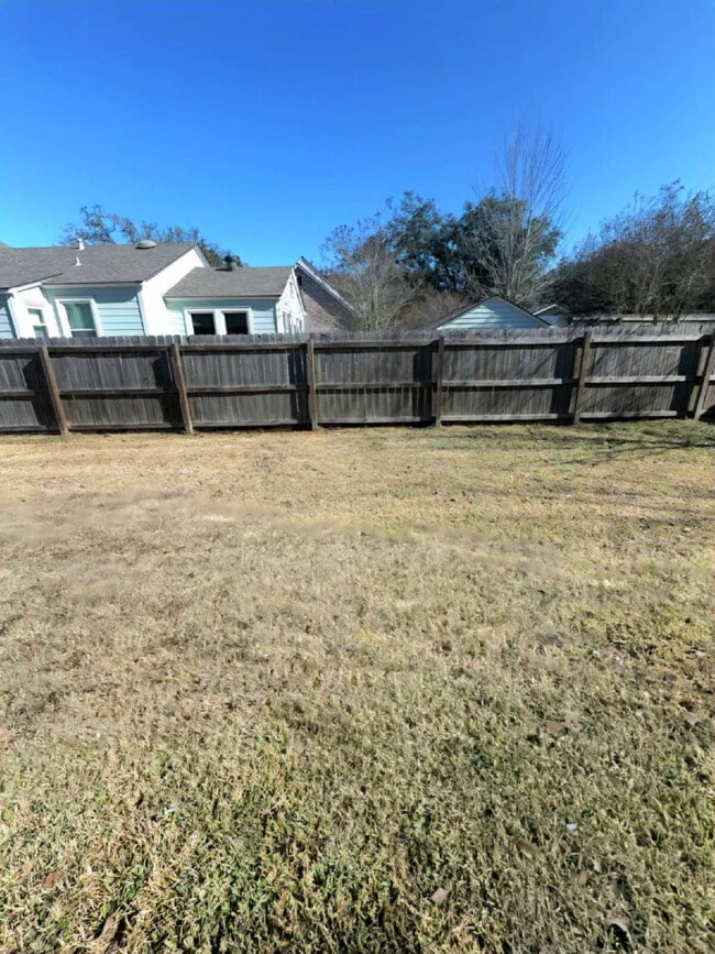 Building Photo - 3BR/2BA Cottage-Style Home, offering timeless character for Lease