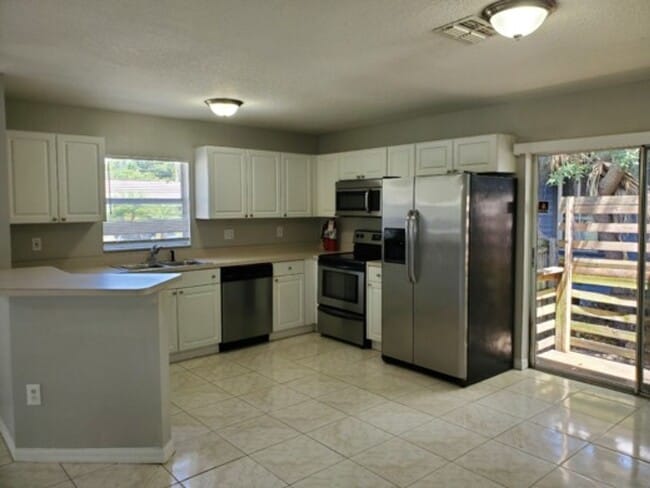 Building Photo - Move in Ready! Modern 3-Bedroom 2-bath Hom...