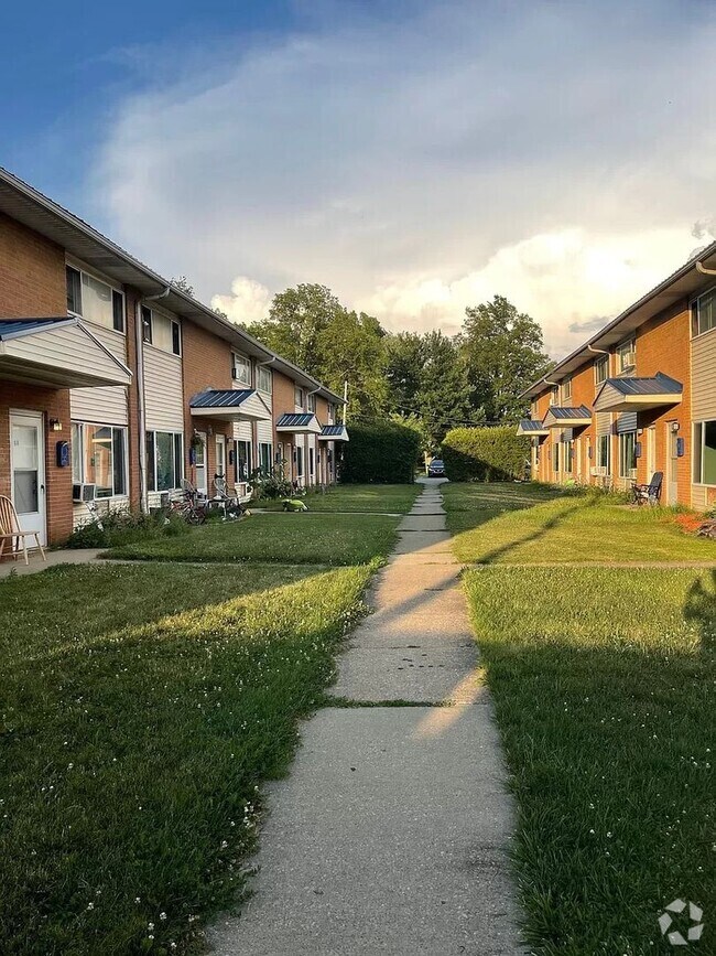 Country Club Estates Apartments for Rent with Parking Elyria, OH 1