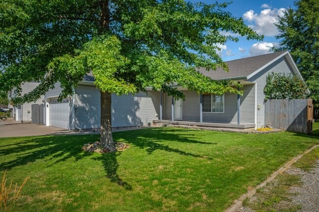 Building Photo - Broadmoore Neighborhood- 4 bed 3 bath fini...