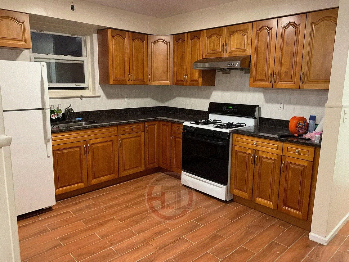 Primary Photo - 854 Kinsella St