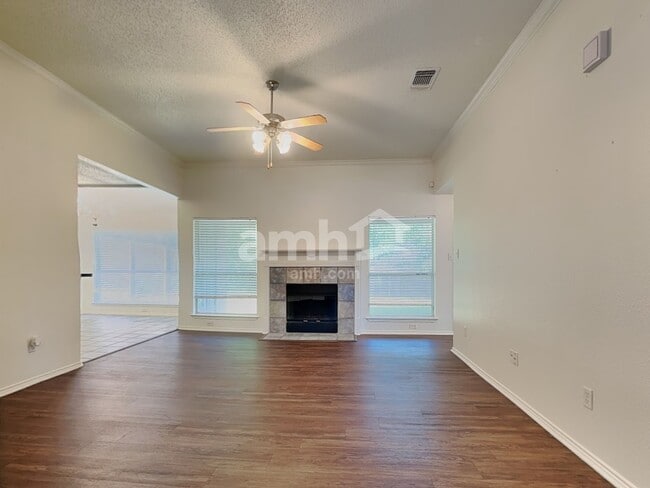 Building Photo - 818 La Sierra Ct