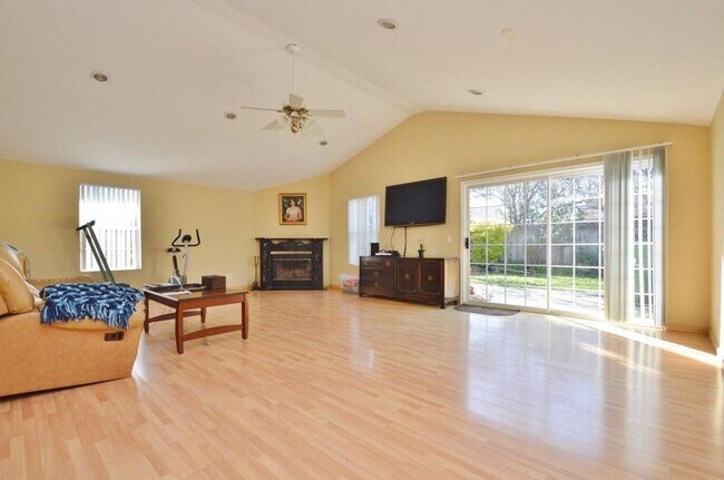 Foto del edificio - $3,490 / GORGEOUS CENTRAL FREMONT HOME COM...