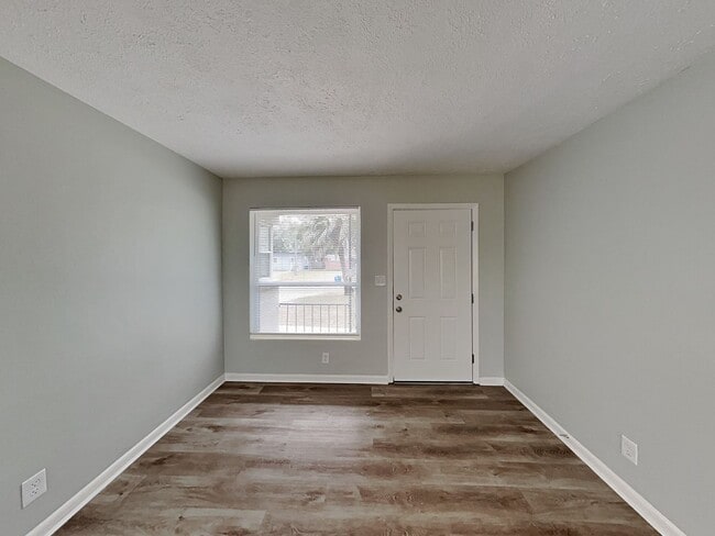 Foto del edificio - Updated 3 Bed, 2 Bath Home with Fenced Yard & Sunroom in Jacksonville, FL