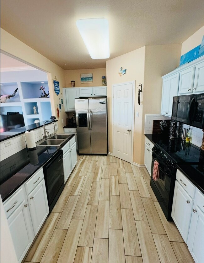 Building Photo - 14878 Granada Dr