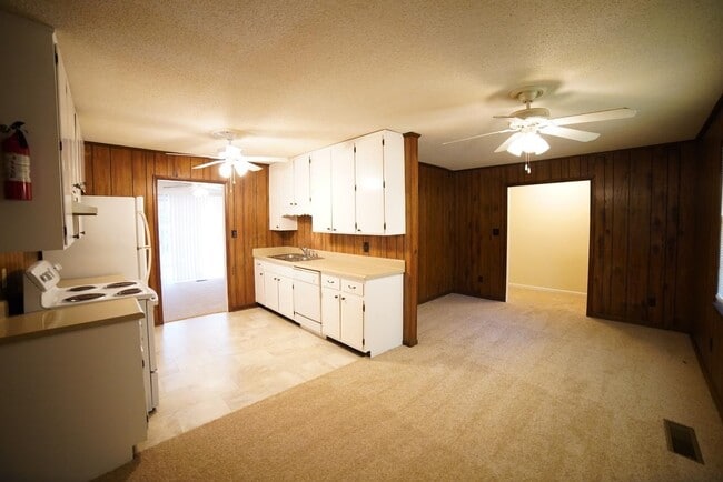 Building Photo - 2308 Vincent Dr