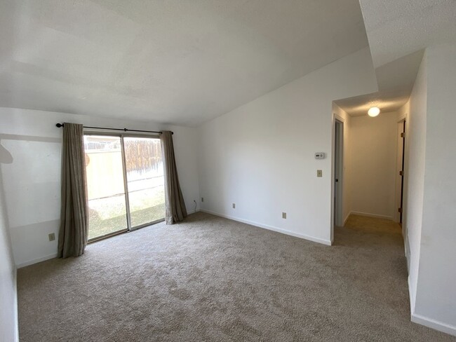 Building Photo - Beautiful Condo in Aurora