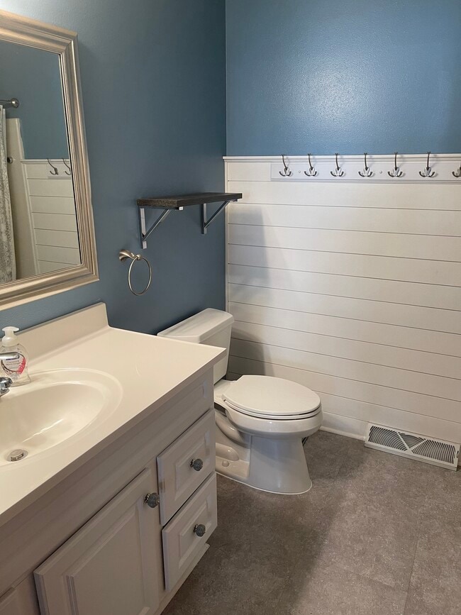 Main Floor Bathroom - 738 Vilas St