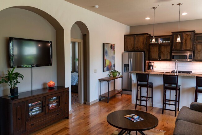 Building Photo - Contemporary Townhouse In Excellent Locati...