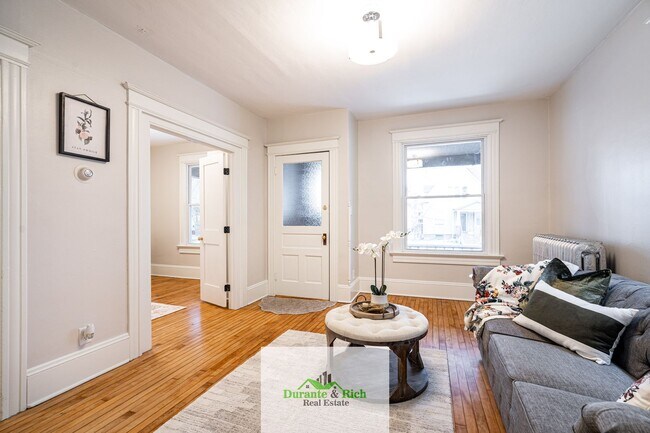 Building Photo - 3 Bedroom Lower Duplex Riverwest Neighborh...