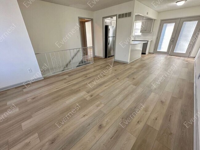 Foto del edificio - 602 NE Magellan Ave