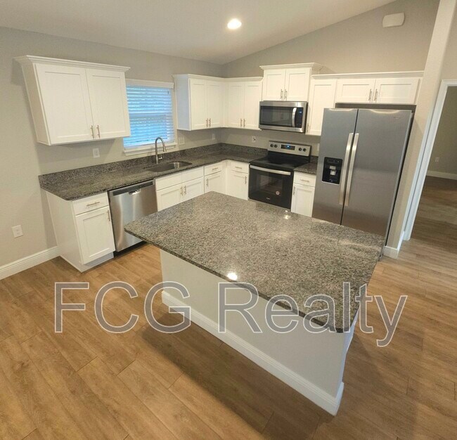 Building Photo - 9999 N Sandree Dr