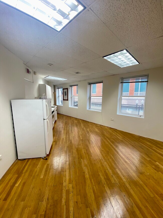 Building Photo - 106 Bedford St