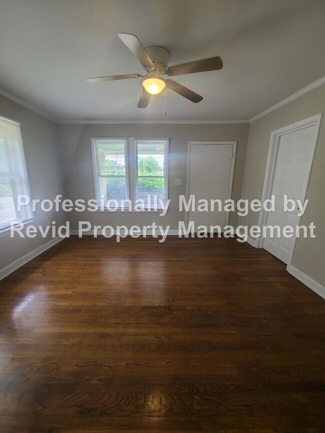 Foto del edificio - Spacious 3 Bedroom Close to the University...