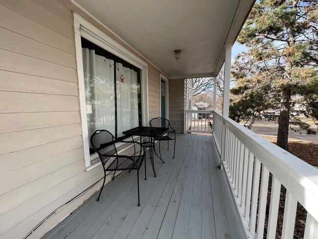 Foto del edificio - 2 Bedroom Main Floor Unit Available August 1, 2026!