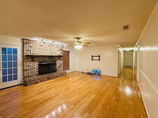 Building Photo - 814 Pinemont Dr