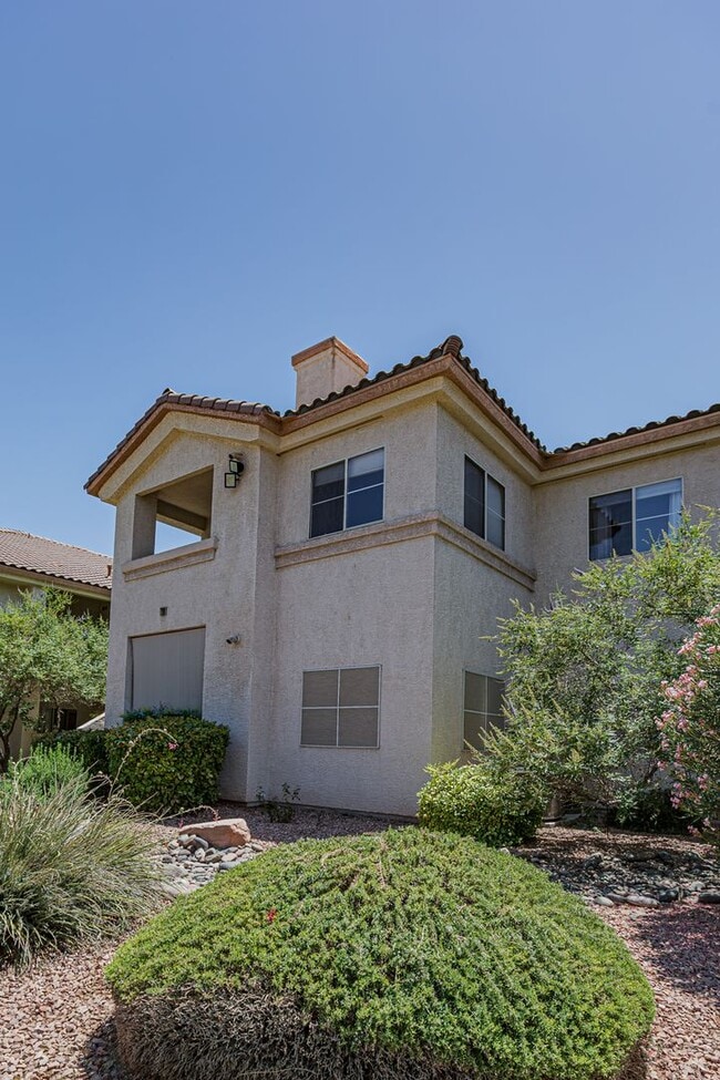 Building Photo - Upstairs condo in gated community