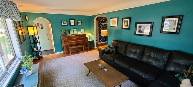 spacious living room, furniture not included (sorry) - 803 Canal St