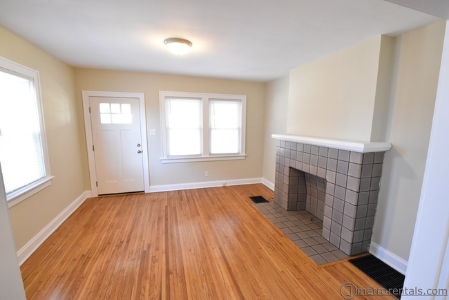 Living Room - Clintonville Apartments