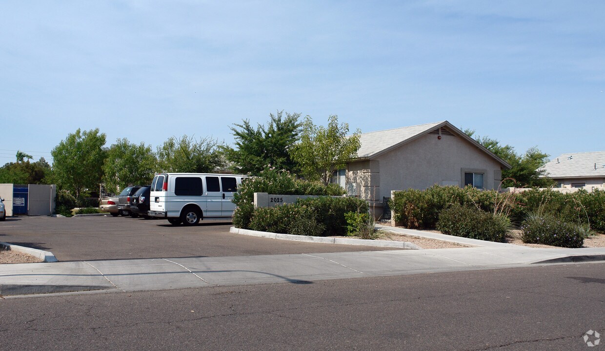 Primary Photo - 2025 W Morten Ave