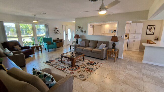 Foto del edificio - 910 Juno Dr