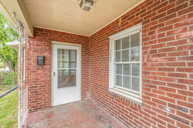 Building Photo - 1609 Dunbar St