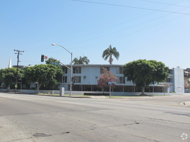 Building Photo - 804 N Garfield Ave