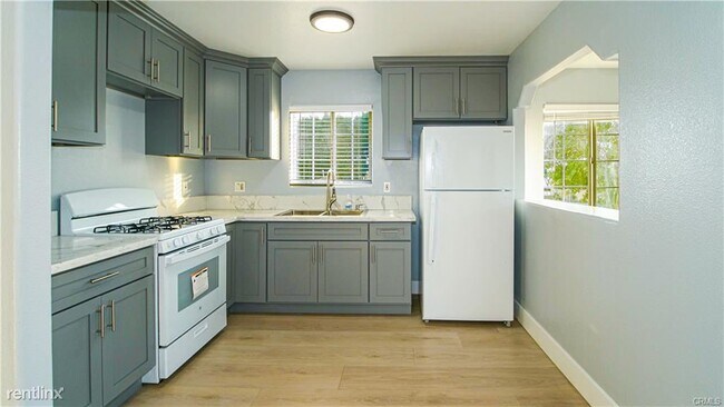 Building Photo - 4 br, 2 bath Duplex - 9110 1/2 Avalon Blvd