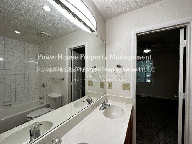 Building Photo - 504 Oakwood Ct