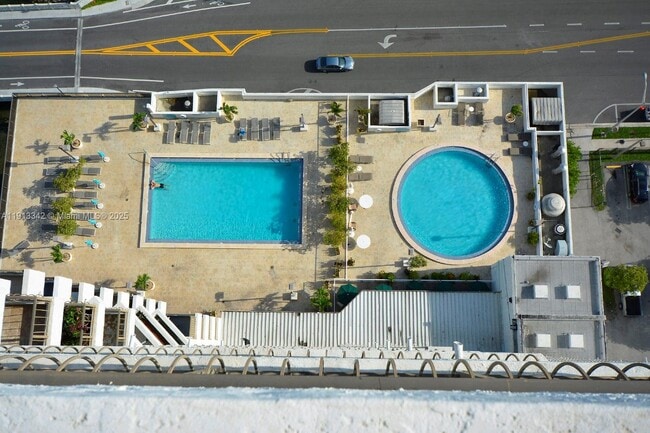 Foto del edificio - 555 NE 15th St