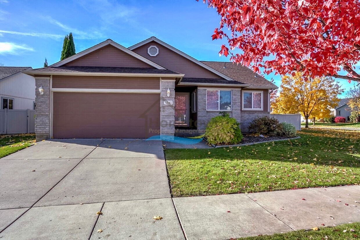 Foto principal - 2656-Square Foot Home with 4 Beds and 3 Ba...