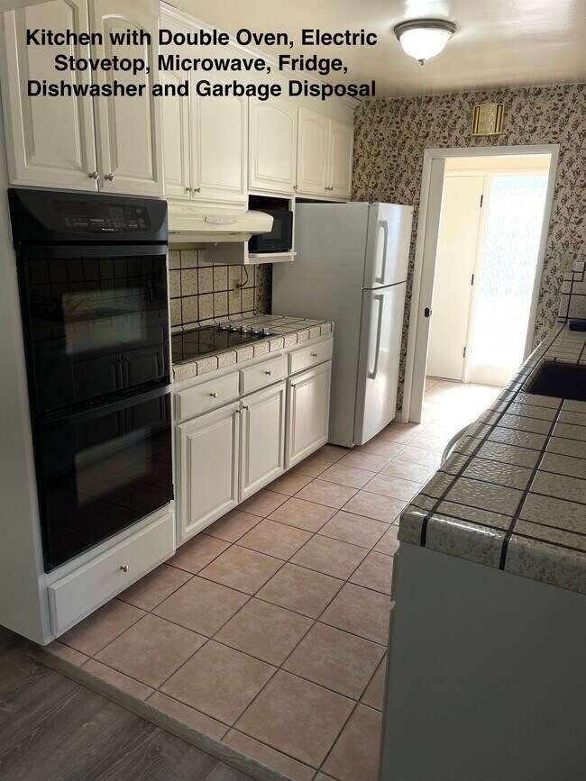 Kitchen with Double Oven, stovetop, microwave, fridge, dishwasher and garbage disposal - 3246 Lenard Dr