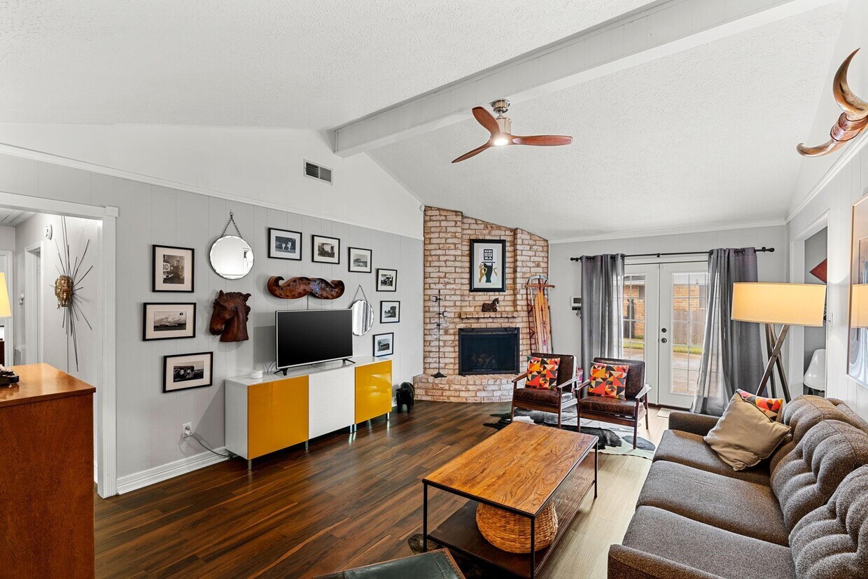 Sala de estar amueblada con chimenea de gas - 1178 Bournewood Dr