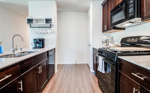 Foto del edificio - 340 Falling Star Dr