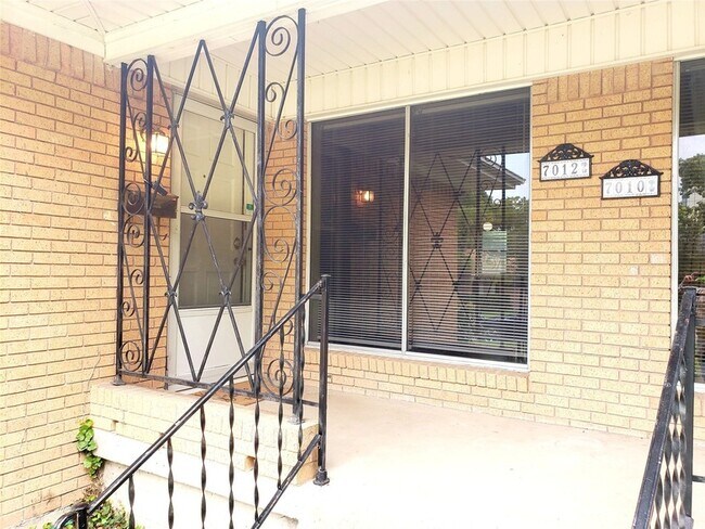 Foto del edificio - 7012 Kingsbury Dr