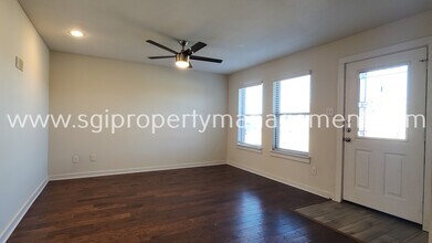 Building Photo - 931 Robineta Ln