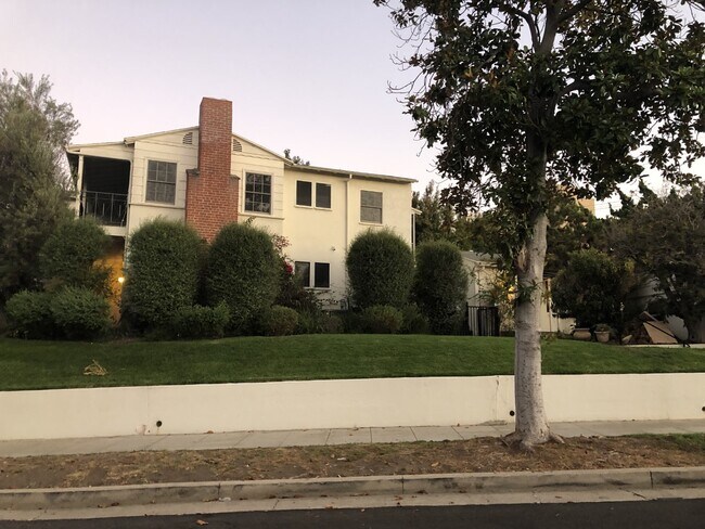 Foto del edificio - 1701 Kelton Ave