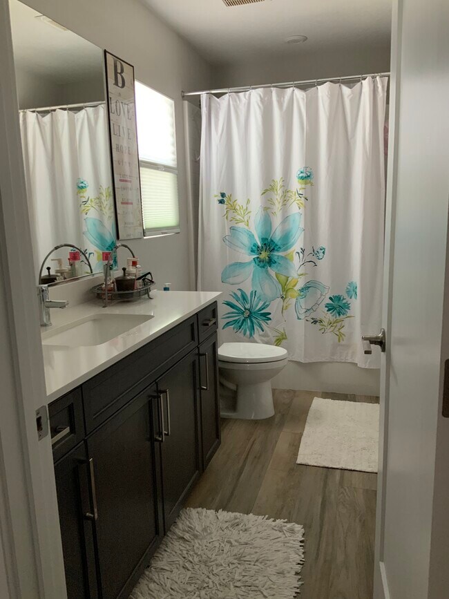 Foto del edificio - 6136 Juniper Grove St