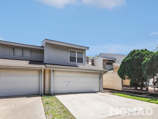 Building Photo - 2 Bedroom Townhome in Carrollton