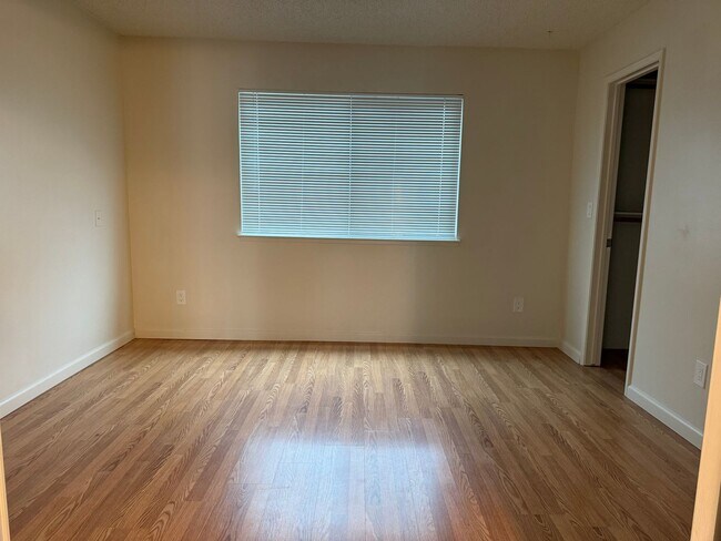 Building Photo - Beautiful Westside Duplex