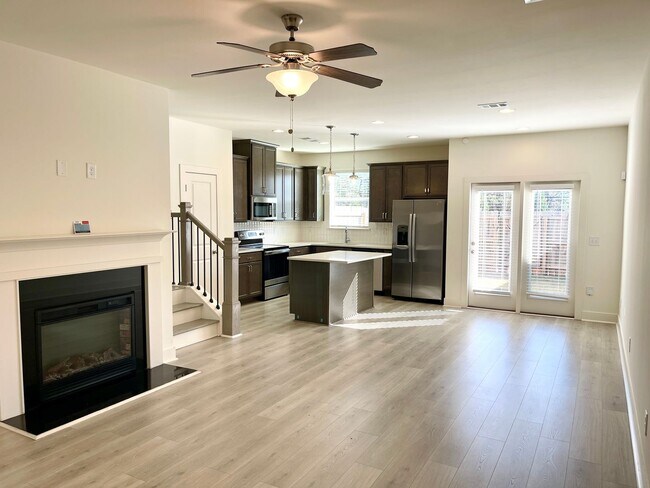 Foto del edificio - Welcome to this charming 3-bedroom, 2.5-ba...