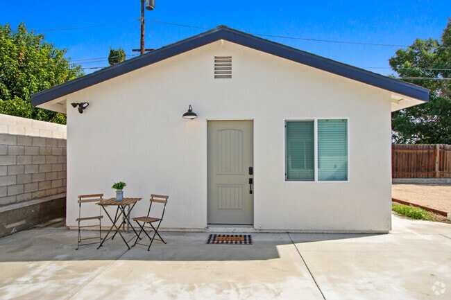 Building Photo - 528 Sunrise St