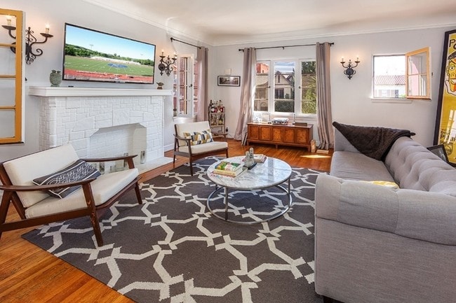 Interior Photo - 649 S Cochran Ave