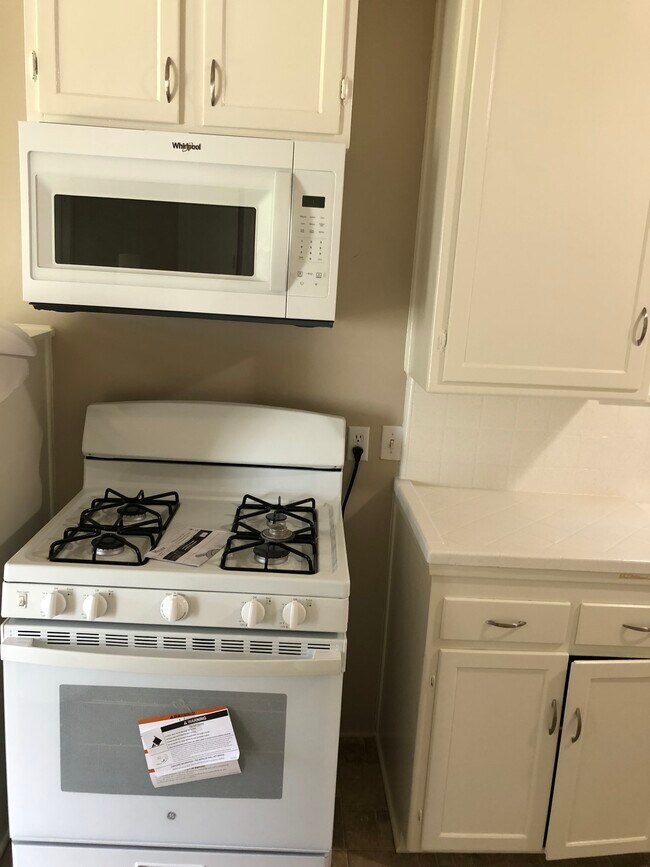 New range and microwave - 2158 Montair Ave
