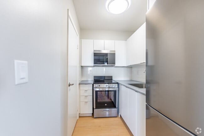 Bachelor - 470SF - Kitchen - Riverside Tower