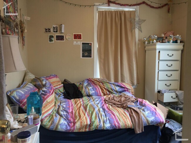 Photo - Location ! Excellent 4 Bed Room Availible. Apartment