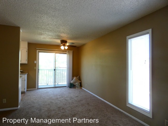 Building Photo - 2 br, 1 bath Apartment - 6708-6832 Par Lane