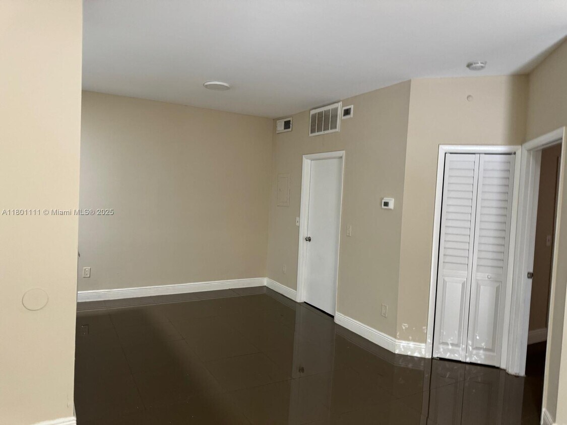 Foto del edificio - 18324 NW 68th Ave
